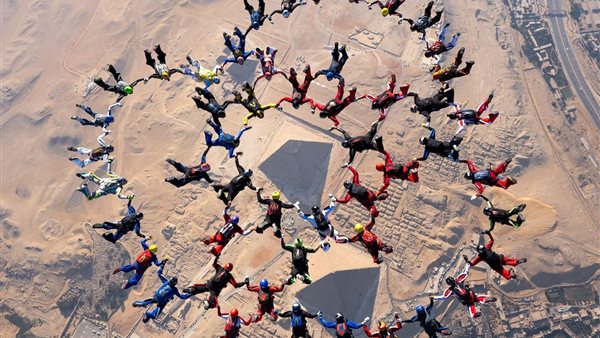 تحدى الفراعنة.. نائب وزير السياحة تشارك في انطلاق الحدث الرياضي للقفز بالمظلات بالأهرامات