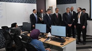 رئيس الوزراء يتفقد مركز الخدمات المشتركة لشركة تعهيد عالمية