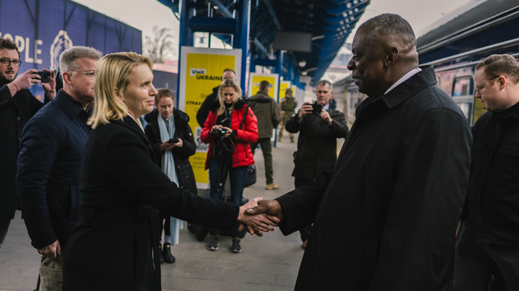 وزير الدفاع لويد أوستن يزور أوكرانيا بينما يحث البنتاغون الكونجرس على تمرير مساعدات إضافية لوقف روسيا