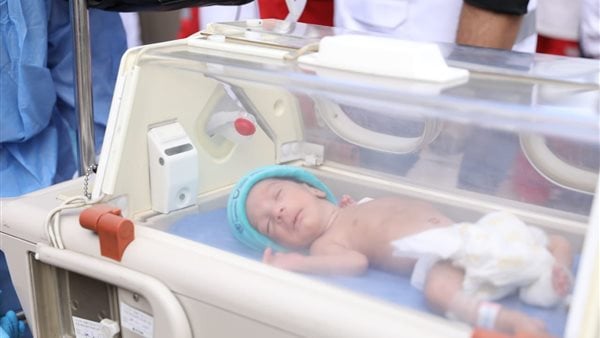 مصر تستقبل 28 طفلا فلسطينياً من المبتسرين عبر معبر رفح.. صور