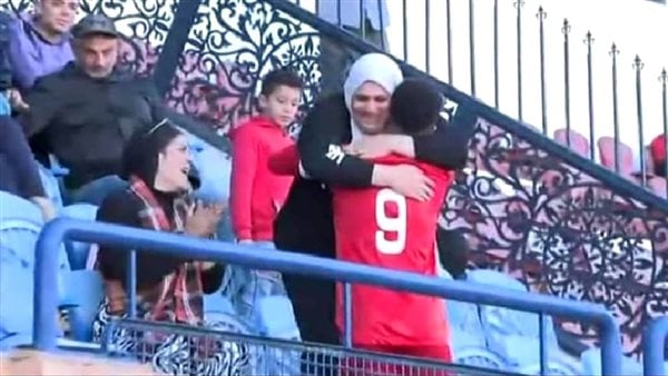 بوسة وحضن وزغرودة.. لاعب حرس الحدود ووالدته يشعلان دوري المحترفين