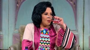 شجع المنتج المحلي.. إسعاد يونس تتناول مشروبات غازية على الهواء