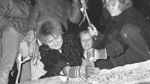 خطأ صريح تسبب في هدم جدار برلين .. ما القصة؟