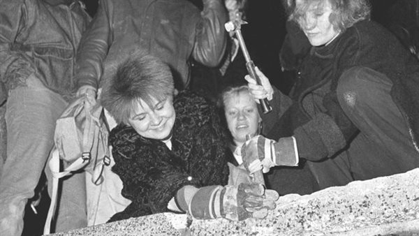 خطأ صريح تسبب في هدم جدار برلين .. ما القصة؟