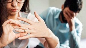 زوجة تشكو من عدم اغتسال زوجها قبل أو بعد العلاقة الحميمية.. داعية يرد عليها