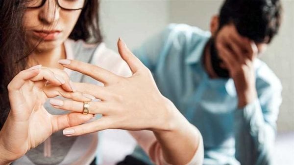 زوجة تشكو من عدم اغتسال زوجها قبل أو بعد العلاقة الحميمية.. داعية يرد عليها