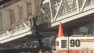 سقوط جزئي لكوبري المشاه بأحمد عرابي ..صور