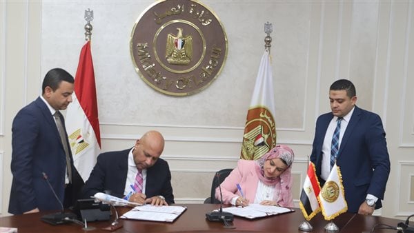بروتوكول تعاون بين وزارة العمل ومصر للطيران