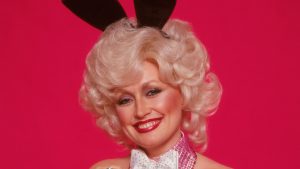 33 مرة أثبتت دوللي بارتون أنه كلما ارتفع شعرها، اقتربت من الجنة