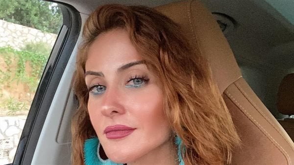 من داخل السيارة.. هيدي كرم تخطف الأنظار| شاهد