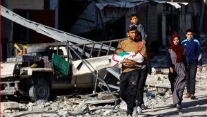 فلسطينيون يجتمعون عند معبر بيتونيا في انتظار عودة الأسرى