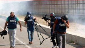 إصابة طفل وصحفي برصاص الاحتلال الإسرائيلي خارج سجن عوفر