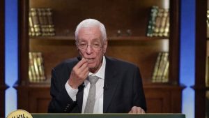 كيف تحمي طفلك من تدخين السجائر.. حسام موافي يقدم نصائح للأسرة