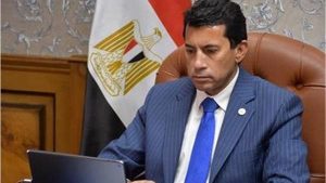 وزير الرياضة يطمئن على حالة لاعب منتخب مصر للدراجات إثر إصابته بالوجه