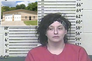 رجال الطوارئ المسلحون يحبطون امرأة تحمل فأسًا وجرحت وجه رجل قبل أن تحطم باب المحطة: الشرطة