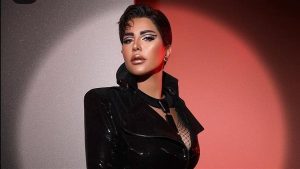 بالروب.. شمس الكويتية تثير الجدل بإطلالتها| شاهد