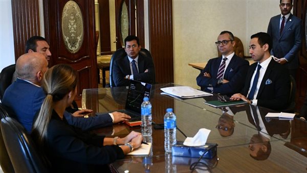 وزير الشباب والرياضة يبحث مع إحدى الشركات الألمانية آليات اكتشاف المواهب الكروية