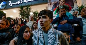 وأطلقت حماس سراح 17 رهينة مقابل 39 فلسطينيا يوم الأحد