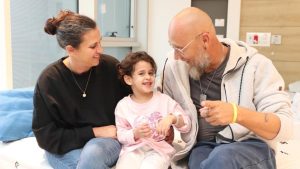تُظهر الصور الجديدة لأفيجيل إيدان مواطنًا أمريكيًا يبلغ من العمر 4 سنوات وهو يبتسم وقد تم لم شمله مع أفراد عائلته