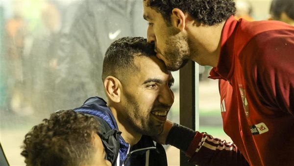 شاهد| ماذا فعل لاعبي الأهلي مع مؤمن زكريا خلال لقاء سموحة