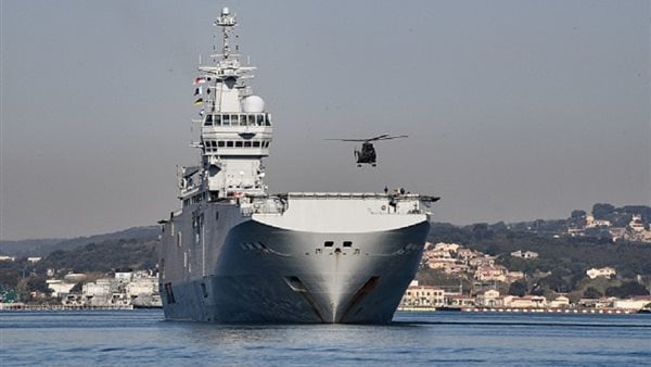 بميناء العريش.. حاملة المروحيات الفرنسية تستقبل الدفعة الأولى من مصابي غزة