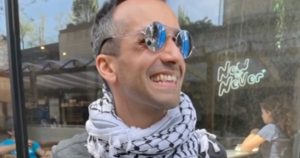 يقول رجل من مدينة نيويورك إن الجهود المجتمعية ساعدت في القبض على المرأة التي تقول الشرطة إنها هاجمته وابنه