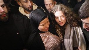شاهد .. الأسيرة الفلسطينية عهد التميمي تحتفل بتحريرها مع أسرتها