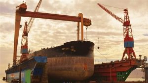 بعرض 48 متر..الحوض العائم بترسانة السويس يستقبل ناقلة وقود بحجم Suez Max