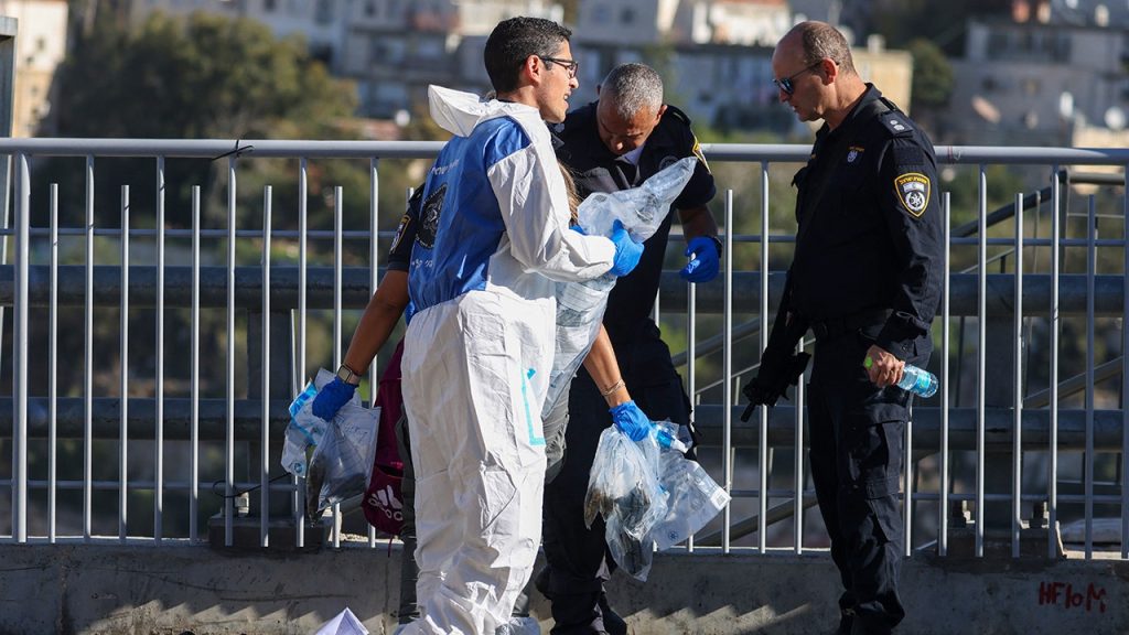 مسلحو حماس يطلقون النار على محطة للحافلات بالقرب من القدس، مما يؤدي إلى مقتل 3 أشخاص وإصابة 11 آخرين
