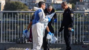 مسلحو حماس يطلقون النار على محطة للحافلات بالقرب من القدس، مما يؤدي إلى مقتل 3 أشخاص وإصابة 11 آخرين