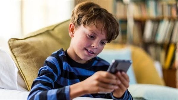 86% من الأمهات تراقب استخدام أبنائهم للموبايل .. و14% : بنحترم خصوصيتهم