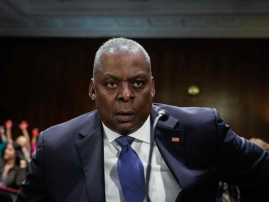 وزير الدفاع الأميركي يزور كييف وقتيلان بقصف روسي على خيرسون