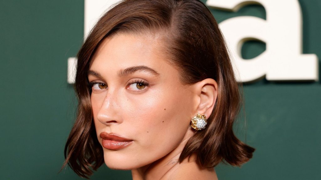 النمش الصناعي لهايلي يبدو طازجًا جدًا على بشرة الخريف