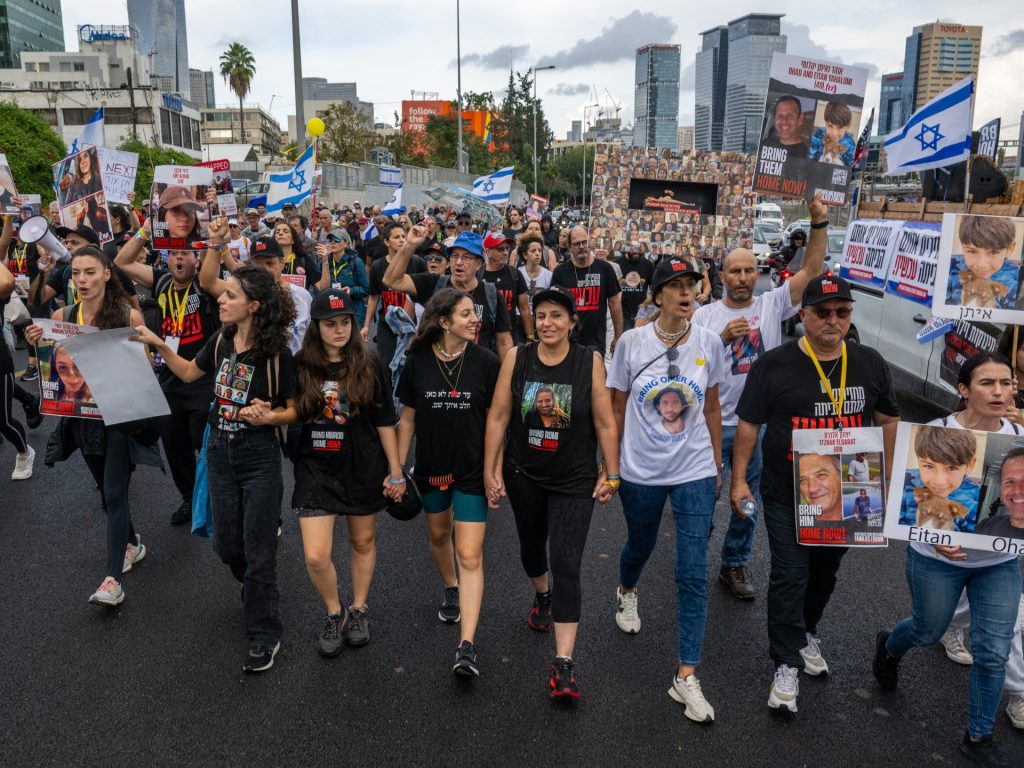 عائلات الأسرى الإسرائيليين يضغطون على نتنياهو لإبرام صفقة