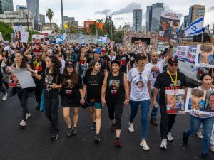 عائلات الأسرى الإسرائيليين يضغطون على نتنياهو لإبرام صفقة