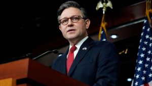 المشرعون اليمينيون يمنحون جونسون الموافقة على خطة التمويل الحكومية بينما يصرخ حلفاء مكارثي بـ “النفاق”