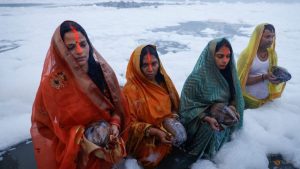 نيودلهي تستأنف بعض أنشطتها رغم خطورة الهواء ورغوة الأنهار