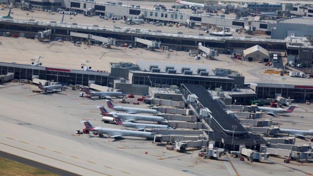 رئيس هيئة تنظيم الطيران الصينية والسفير الأمريكي يسعيان لزيادة الرحلات الجوية