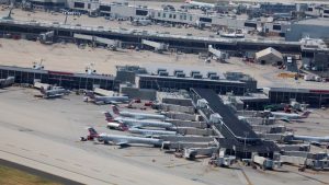 رئيس هيئة تنظيم الطيران الصينية والسفير الأمريكي يسعيان لزيادة الرحلات الجوية