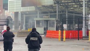 انفجرت مركبة عند شلالات نياجرا، مما أدى إلى إغلاق الحدود بين الولايات المتحدة وكندا