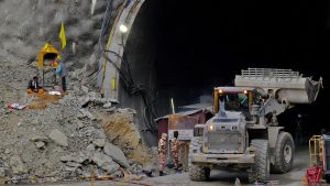 عقبة الحفر تؤخر إنقاذ 41 رجلاً عالقين في نفق هندي