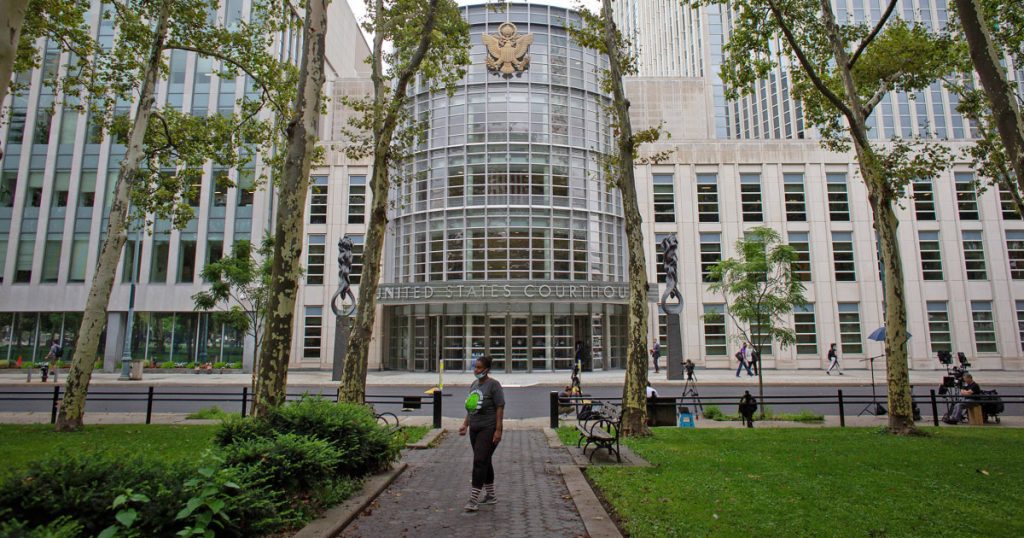 هذا “الجيل من رجال المافيا لا يقتلون الناس هذه الأيام، أليس كذلك؟” يسأل القاضي في منح الكفالة