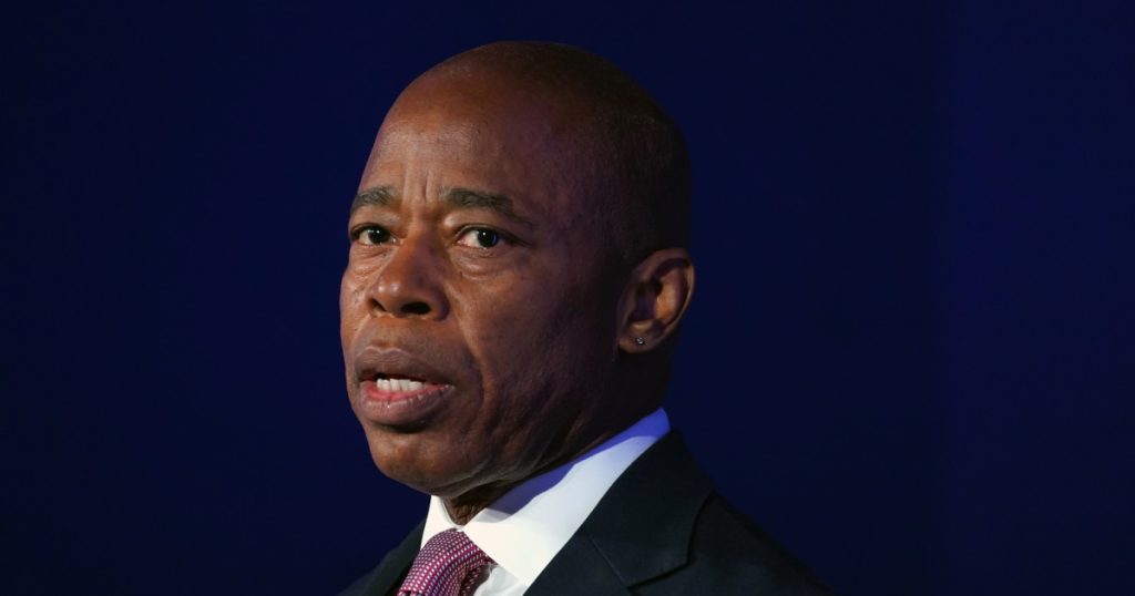 عمدة مدينة نيويورك إريك آدامز متهم بالاعتداء الجنسي على زميل له في عام 1993