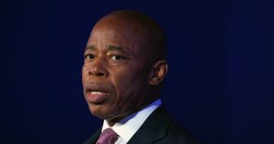 عمدة مدينة نيويورك إريك آدامز متهم بالاعتداء الجنسي على زميل له في عام 1993