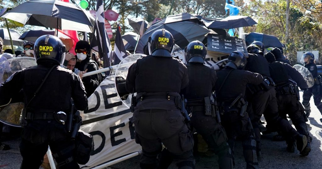 اشتباكات بين الشرطة والمتظاهرين في أتلانتا بسبب “مدينة الشرطي”