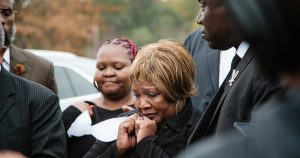 تتعرض عائلة ديكستر وايد لإهانة أخيرة أثناء استخراج جثته دون مراسم