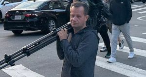 تعرض صحفيون تشيكيون يغطون قمة التعاون الاقتصادي لآسيا والمحيط الهادئ (APEC) في سان فرانسيسكو للسرقة تحت تهديد السلاح