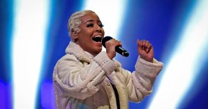 كادت مغنية الإنجيل بوبي ستورم أن تنطلق من الطائرة بسبب غنائها بعد أن طلبت منها المضيفة التوقف