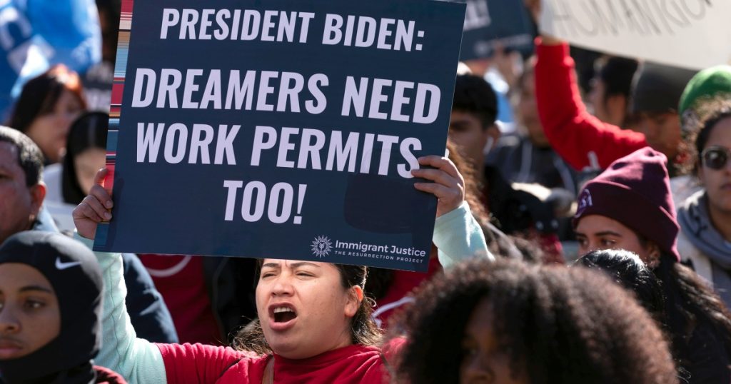 يطلب المهاجرون غير الشرعيين في الولايات المتحدة منذ عقود من بايدن الحصول على تصاريح عمل