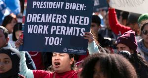 يطلب المهاجرون غير الشرعيين في الولايات المتحدة منذ عقود من بايدن الحصول على تصاريح عمل
